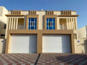 فيلا راقيه ومكيفه للإيجار المعبيله الثامنه بموقع ممتاز   اول دوار الثامنه وبكل الخدمات