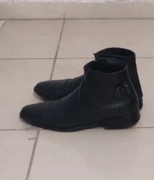 نار بوت اسود بحاله جيده مستعمل للبيع سعر خمس دنانير