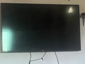 شاشة مستخدمة خربانه فيها الصورة اثر ضربة خفيفة ،  شغال الصوت والضوء
