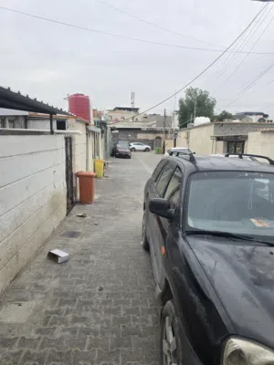 بيت تجاوز غرفتين وهول مطبخ وحمام وطارمه بي مجال ما عليه ازاله قريب عل السوق قريب عل مدارس