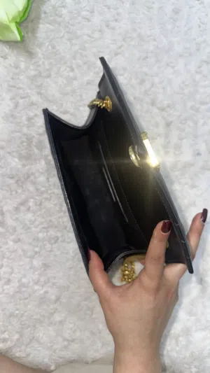 اريد ابيع الشنطه لسبب من الظروف وليس شي اخر نظيفه جدا