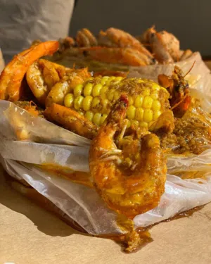 مطلوب شريك  لمطعم ماكولات بحريه في الرياض راس المال  بالنص   خبرة عشر سنوات في المأكولات البحرية بجم