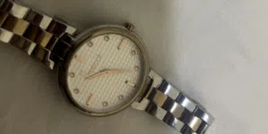 ساعة من براند freelook