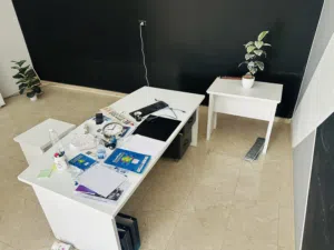 مكتب ابيض 5 قطع في حالة ممتازة جدا