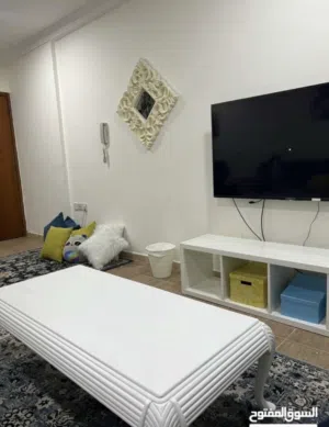 شقة فاخرة بالسالمية قريبه من البحر للإيجار الموقت من 20/7الي 20/8