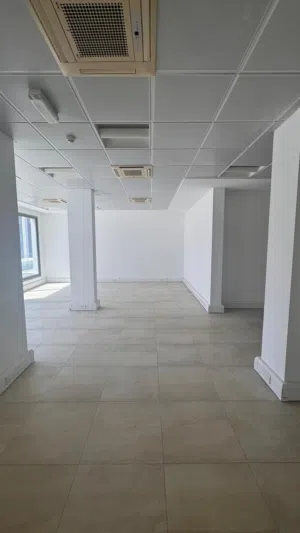 مكتب للايجار 66 م في شاطئ القرم مساحه مفتوحه/Office for rent, 66 sq meters, in Qurm Beach,open