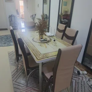 طاولة طعام حديد مع وقاعدة زجاجية مع 6 كراسي بحالة ممتازة
