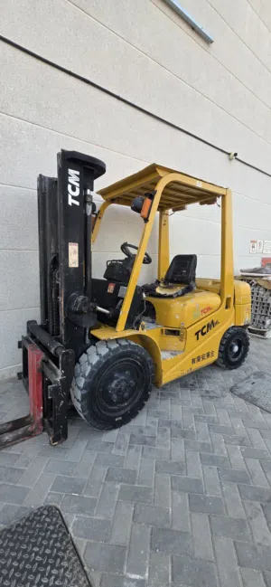 فوركليفت 3 طن TCL موديل 2005 متاح للبيع مطلوب اعلي سعر الشارقة منطقه الصجعة