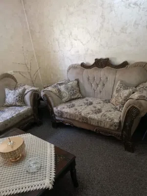طقم كنب خشب زان مصري مستعمل بحاله جيده وطقم طاولات ثلاثي ومعو كمان طقم طاولات جانبي ثلاثي