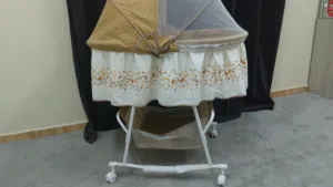 سرير طفل رضيع (بيبي) baby crib و هزاز modifiable  2 x 1