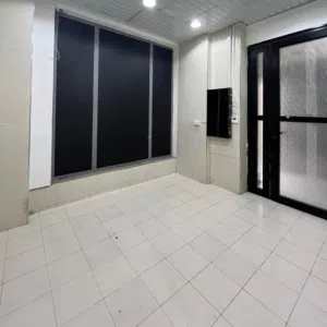 محل تجاري مع فترة سماح للإيجار في شرق