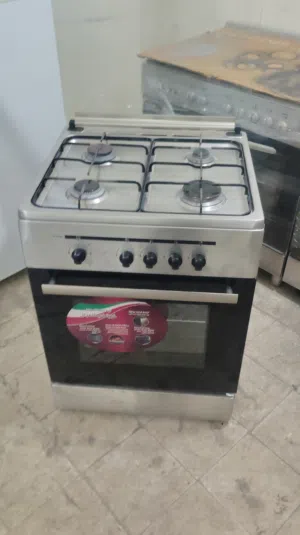 للبيع 2 طباخ 4 شعله مقاس 60 × 60 ابيض وستيل معا التوصل التشغيل والكفاله