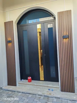 إضاءة رائعه مع بديل الخشب والعشب الوردي