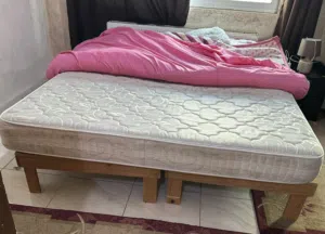 تخت مجوز مع فرشه جديده بحاله جيده بحاجة صيانه خشبها ممتاز لاتيه وزان تفصيل مع خزانه 3 درفات ورفوف