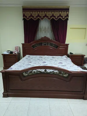 غرفة نوم مستعملة مكونة من سرير وتسريحة وخزانتين وكرسي