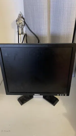 شاشه DELL مستعمله اقرا الوصف