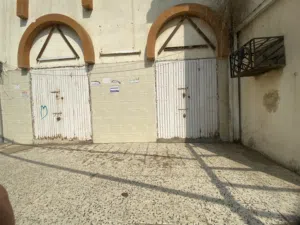 ثلاث بيبان قديمه بي حاله جيده