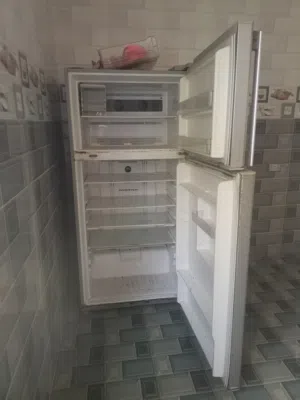 ثلاجه مستعمله بس فيه مشكله في الباب فقط