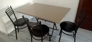 طاولة طعام بحالة ممتازه وسعر مناسب
