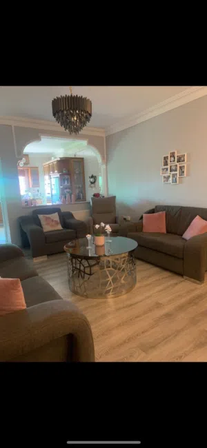 طقم كنب قعدة خشب ثقيل مفصل تفصيل من محل لاين حجمه متوسط