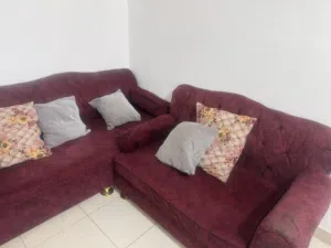 طقم كنب زاوية مع طاولة وسط