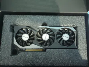 كارت rtx 3070 نسخه جيجا بايت الكارت معاه كرتونته ومتعلقاته الكارت عالمى على 2k حرارته