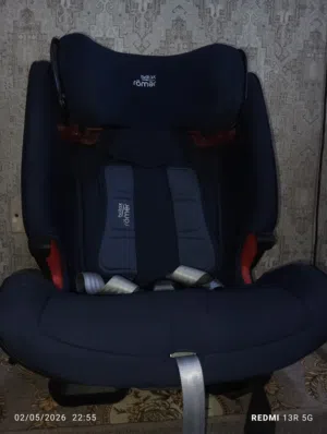 للبيع كرسي سيارة أطفال من شركة Britax Römer   ماركة معروفة بالجودة والأمان  بحالة ممتازة جدًا