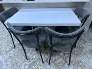 ميز طعام مع اربع كراسي