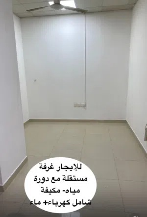 غرفة مع دورة مياه (مدخل خاص) الخوض السادسه بالقرب من دائرة التنمية الاجتماعية.