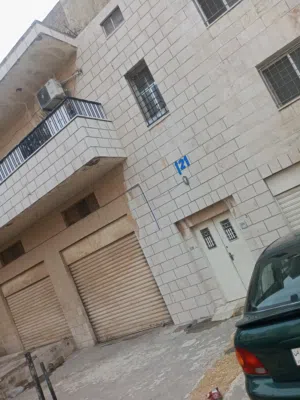 عمارة طابقين طابق اول ثلاثة مخازن وطابق ثاني شقة سكنية