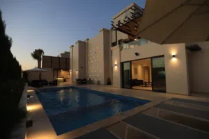 تم تخفيض السعر ( البيع بداعي السفر ) شاليه فاخر جدا و موقع مميز جدا على البحر الميت ( جهة الفنادق )
