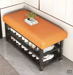 كرسي مريح مع مقعد مبطّن باللون البرتقالي وإطار معدني قوي باللون الأسود. مصمم ليجمع الراحه والاناقه