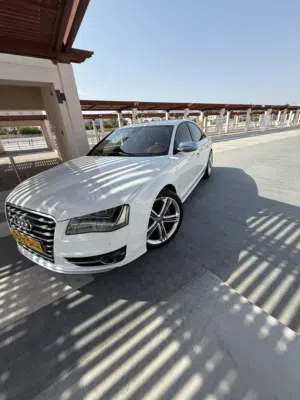 سيارة أودي S8  2014 صالون / سيدان بألوان أبيض وداخل أحمر مع تقنيات حديثة وتباليس خليجي