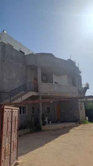 منزل للبيع في منطقة جنزور الوسط شهادة عقارية و أوراق ثبوتية تامة