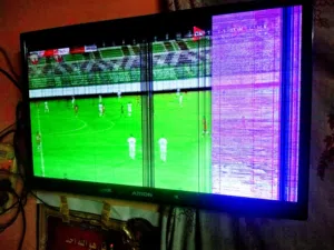 شاشه اريون 32بوصه عاديه للبيع بالريموت الاصلى الشاشه بها خطوط كما هو موضح بالصور مش مكسوره