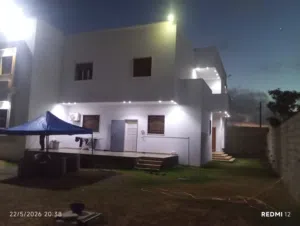منزل دورين لبيع  كل دور مدخل بروحه يمشي سكن اتنين عايلات