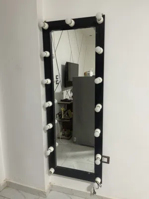 مرايه عرض ب اضاءه بحاله ممتازه