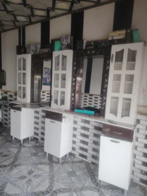 ميز حلاقة للبيع نضيف