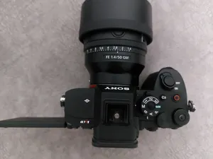 كاميرا سوني آلفا 5 و ملحقات شبه جديد