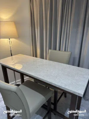 طاولة طعام رخام لون بيج Bar Counter – شبه جديدة بحالة ممتازة مع كراسي عدد 2