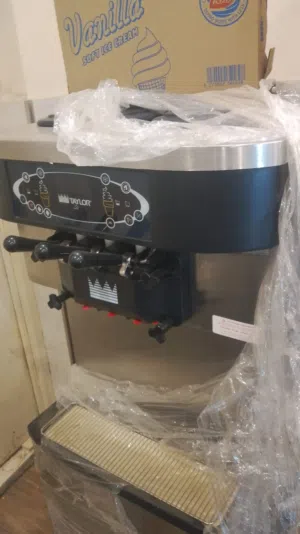 تلات مواكن ايس كريم موديل أمريكي تايلر