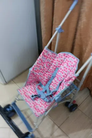 عربة أطفال ممتازة -  خفيفة الوزن (mother care) وماركة عالمية وتصلح للسفر