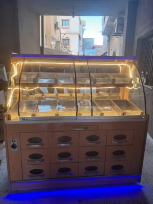عارضة مكسرات ساخنة تركية