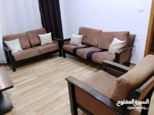 مورس أمريكي بحالة جيدة للبيع خشب زان كتير تقيل وبتحمل  مع طاولة شاشة ممتازة