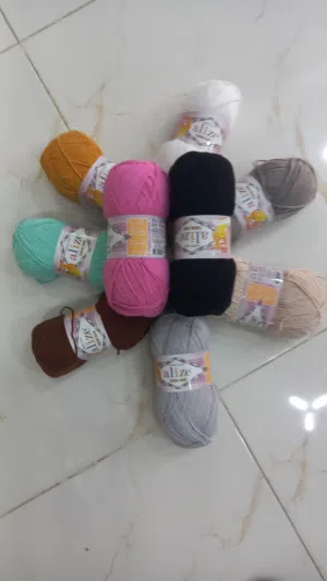 يوجد لدينا انواع من الصوف والقطن جول وادوات الخياطة والكرشية