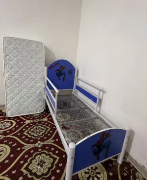 سرير أطفال مع دوشك مستعمل سنه فقط