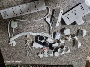مجموعة كهرباء كاملة — مشترك + محولات + إكسسوارات مجموعة متنوعة من المشتركات الكهربائية ومحولات السفر