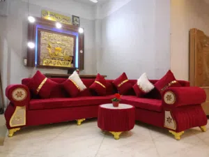 ركنة عبارة عن 2 كنبة كبيرة وترابيزه و6 مخدات مقاسها2مترفي2متر ونص