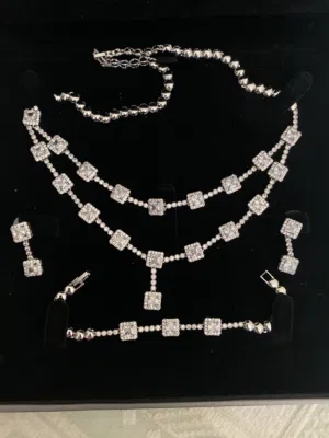 طقم فخم مرصّع بالفصوص اللامعة لإطلالة ملكية