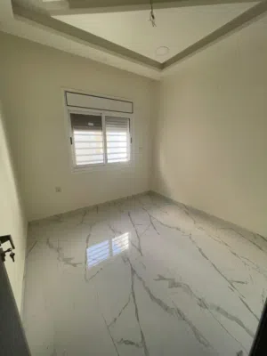 شقه الطابق الأرضي في السكنية العاشرة  شارع الرئيسي الغربي مقابل مشروع آيلا أكمل المنشور في الاسفل
